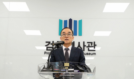 과거사 관련 입장 밝히는 문무일 검찰총장      (서울=연합뉴스) 임헌정 기자 = 문무일 검찰총장이 25일 오전 서울 서초구 대검찰청 검찰역사관에서 '법무부 검찰 과거사위원회'가 지적한 검찰 과오와 관련한 대국민 입장을 밝히고 있다. 2019.6.25       kane@yna.co.kr  (끝)